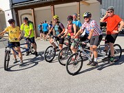 Vier Tandemteams machen sich bereit zur Abfahrt von Hintermoos in Richtung Zell am See
