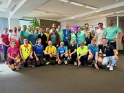 Das Bild zeigt die Laufgruppe mit den Teilnehmer:innen von Blindsports Austria unmittelbar vor Laufstart im Office der Firma EBCONT im Millenium Tower.