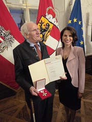 Max Ott mit Mappe und Ehrenzeichen neben Landeshauptfrau Edtstadler 