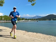 Das Foto zeigt Mike Tumfart entlang des Wörthersees in Klagenfurt beim Marathon