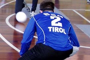 Tiroler Spieler in Position und Erwartung des gegnerischen Angriffs       