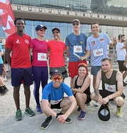 Das Bild zeigt die Staffelteilnehmer von Blindsports Austria inkl. Guides. Im blauen Shirt Österreichs Topläufer Andreas Vojta. Er ergänzte die Staffel von Blindsports Austria.