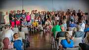 Auf dem Foto sieht man 30 Begleitsportler:innen und 11 Trainer:innen im Rahmen der Kurseröffnung. sie wurden von 130 Personen im Auditorium beklatscht