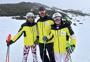 Tobias Tumfart, Thomas Mellitzer, Michael Tumfart mit den neuen Skijacken in gelb/schwarz gehalten mit Schriftzug 'Blindsports Austria' auf der linken Brustseite gehalten
