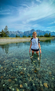Ein blindes Mädchen steht im Wasser des Prinzensees zur verdienten Abkühlung, nachdem die -Wandergruppe ihr Ziel erreicht hatte